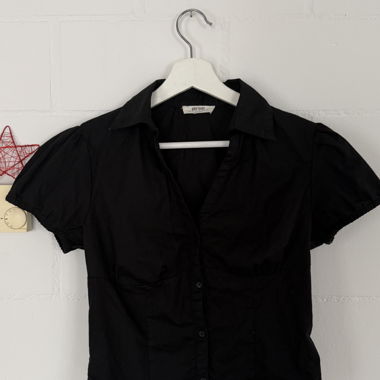 Schwarze taillierte Bluse