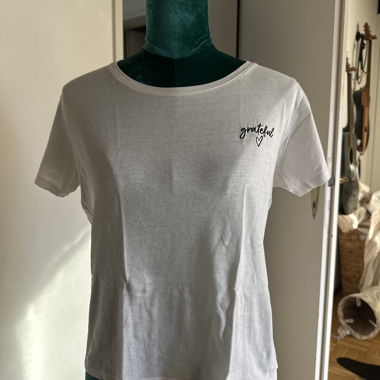 T-shirt bianco con ricamo
