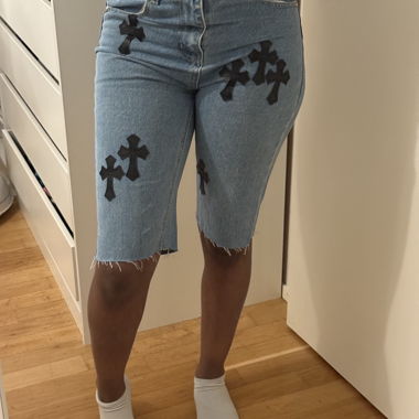 Shorts en jean avec patch croisé