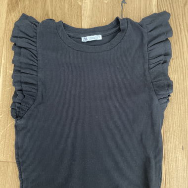 Top a coste Zara con volant