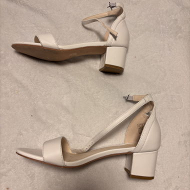 Weiße Sandalen mit Absatz