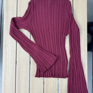 Red mock-neck fine knit sweater 