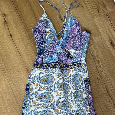 Maxikleid mit Paisley-Muster und Schnitt