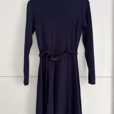 Schwarzes Kleid mit Gürtel