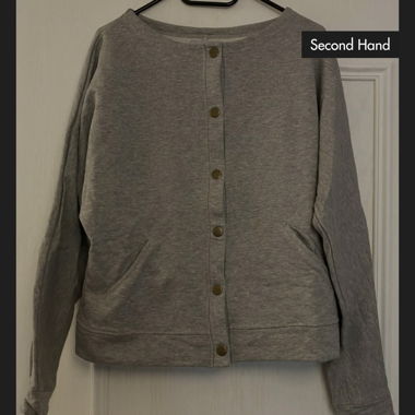Pulli grau mit Knöpfen
