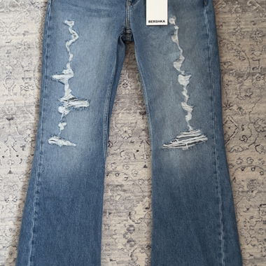 Bershka Schlagjeans mit Rissen