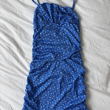 Abito blu con bretelle sottili e motivo floreale