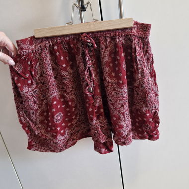 Shorts rossi con motivo
