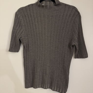 Top in maglia a coste con colletto alto