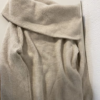 Off shoulders pullover