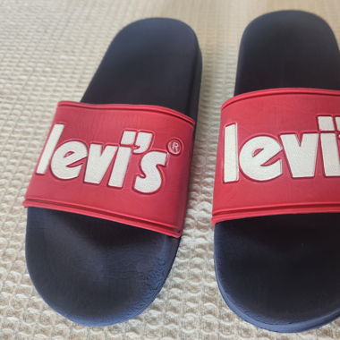 Tongs Levis