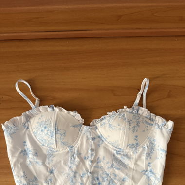 Top bianco a fiori azzurri - Nuovo