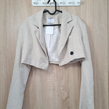 Kurzer Blazer von Bershka in Beige