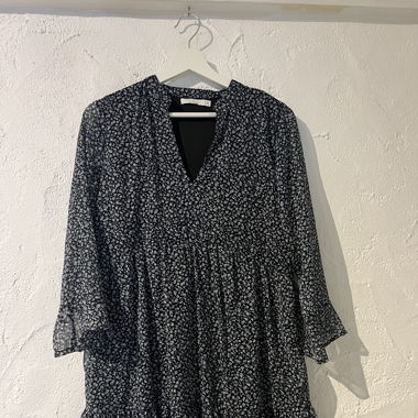 Blaues Kleid mit Blumenmuster