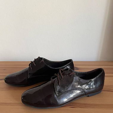 Scarpe stringate in vernice marrone