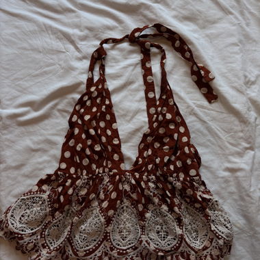 Top corto halter a pois con bordo in pizzo