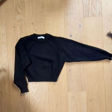 Zara pullover in black