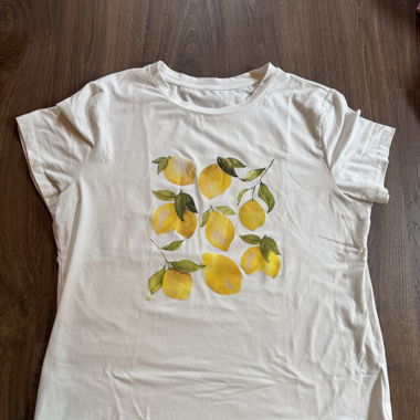 White T-shirt with lemon print