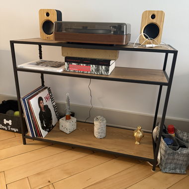 Étagère pour disques avec cadre métallique et étagères en bois