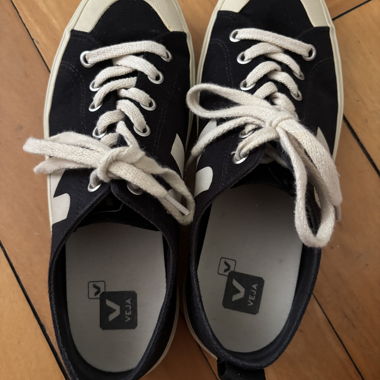 Schwarze Veja Sneaker
