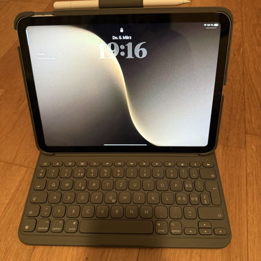 Apple iPad mit Tastaturhülle und Pencil