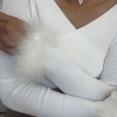 Top blanc côtelé à devant croisé – poignets en plumes