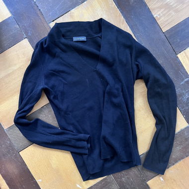 schwarzes Longsleeve-V-Ausschnitt-Top