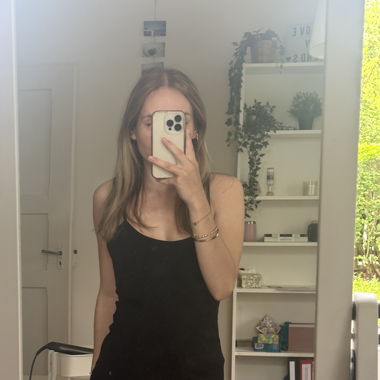 Schwarzes Kleid