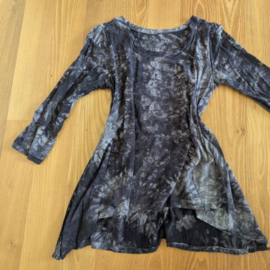 Shirt aus Baumwoll-Jersey in Batik-Optik. Gr. M