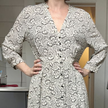 robe blanche/noire à boutons