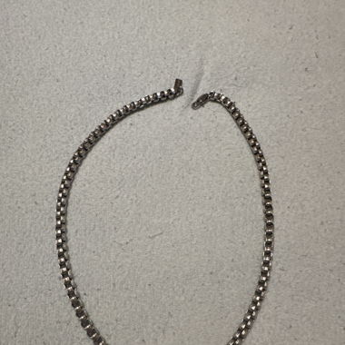 Silbrige kette hat 60 Fr gekostet 
