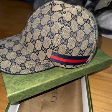 Vend casquette Gucci grise 