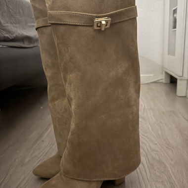Beige Stiefel mit hohem Schaft