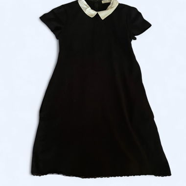 Schwarzes Kleid mit weissem Kragen