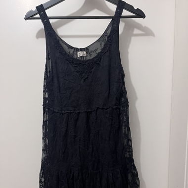 schwarzes Kleid 