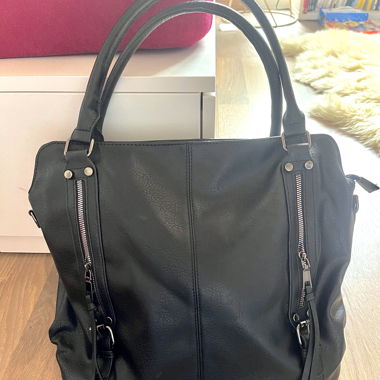 Sac à main noir en imitation cuir 