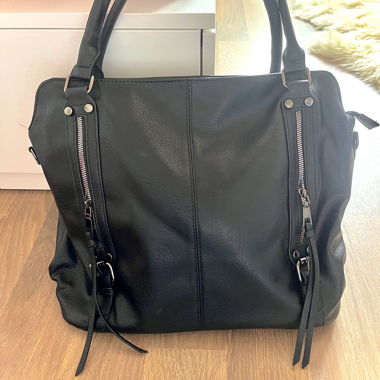 Sac à main noir en imitation cuir 