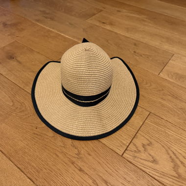 Cappello di paglia con fiocco