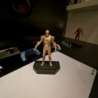 Figura di Iron Man dorata