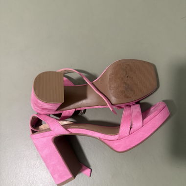 Sandales à talon haut roses