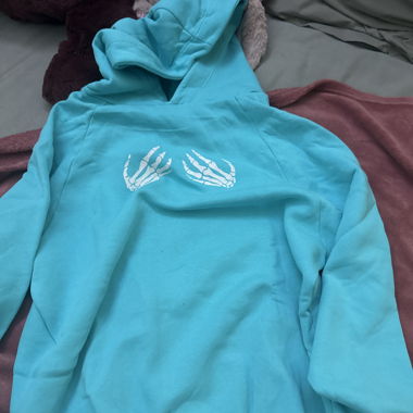 Türkiser Hoodie mit Skelettmotiv
