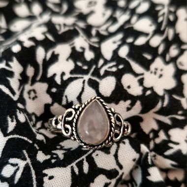 Schlichter Ring mit Rosenquarz