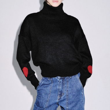 Maglione dolcevita nero con cuore sulle maniche