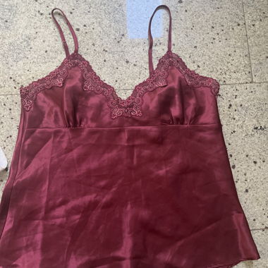 Top in raso con pizzo