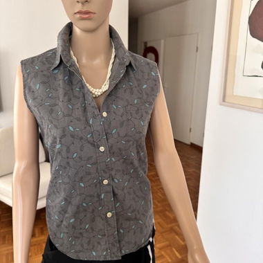 Chemise sans manches grise motif bleu