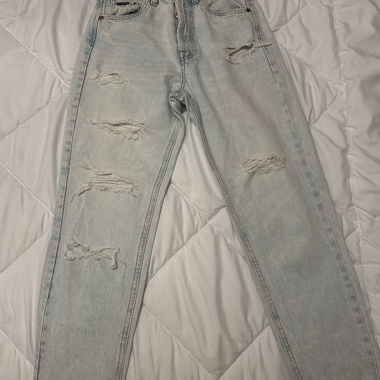 Jeans déchirés en denim délavé clair