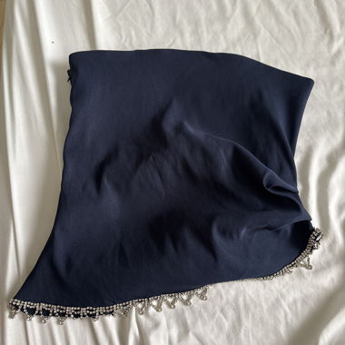 Haut Zara bleu foncé avec bordure bijoux