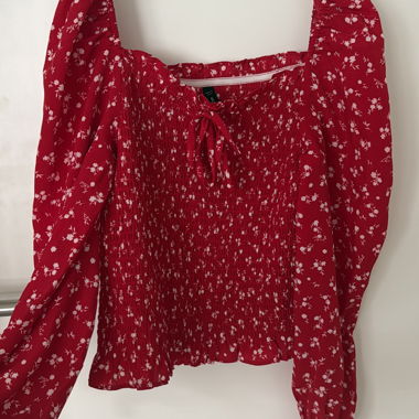 Haut rouge smocké à fleurs manches longues
