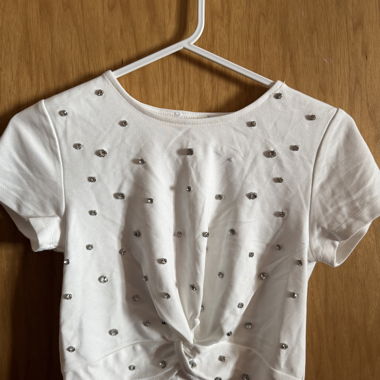 T-shirt bianco con pietre decorative