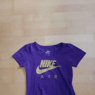 Violettes Nike T-shirt mit gelber Schrift